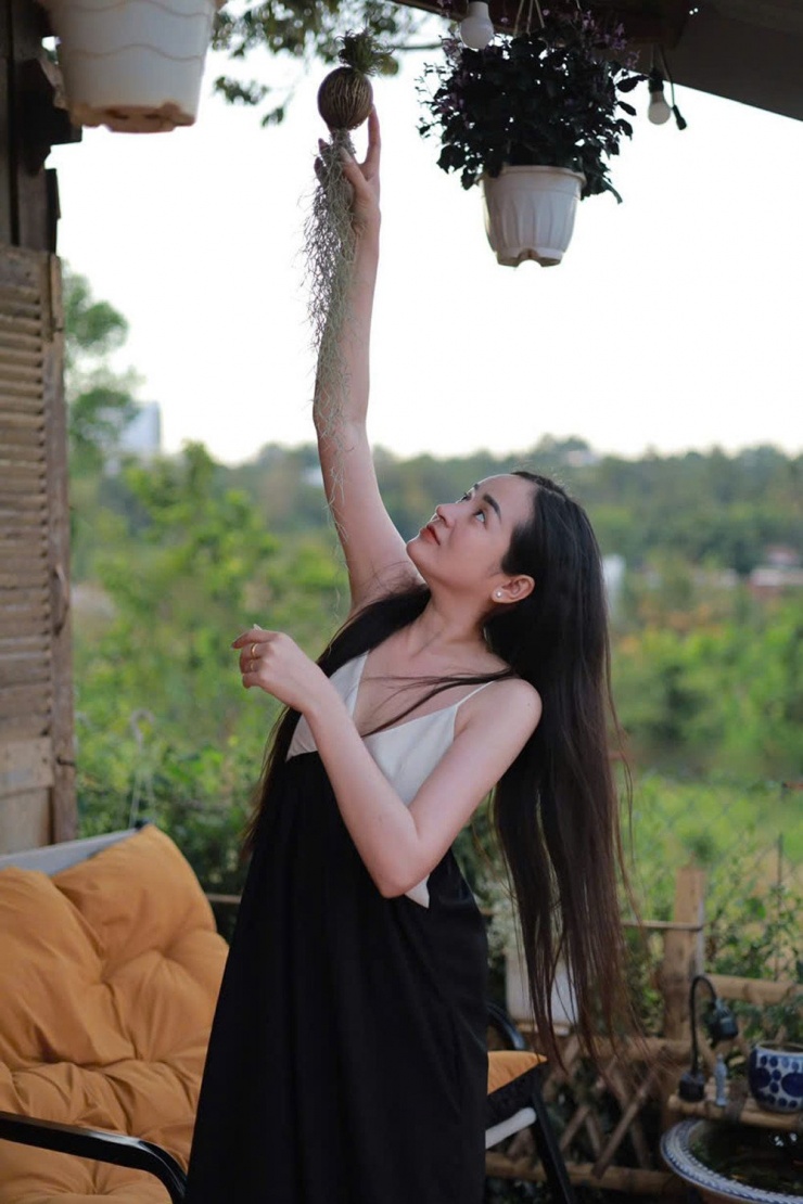 Thùy có những khoảnh khắc bình yên bên căn nhà của mình&nbsp;