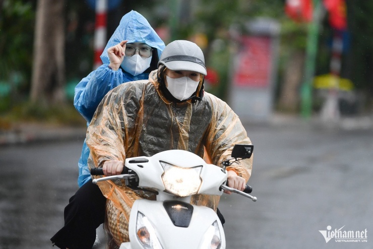 Thời tiết Hà Nội đón không khí lạnh bổ sung khiến trời mưa rào và giông. Ảnh minh họa: Bảo Kiến