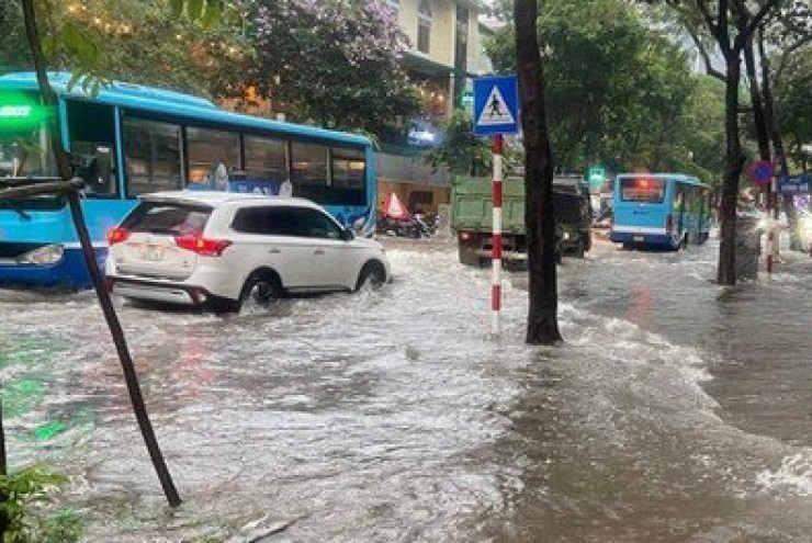 Những tuyến phố có nguy cơ ngập sâu ở Hà Nội do mưa lớn đêm qua