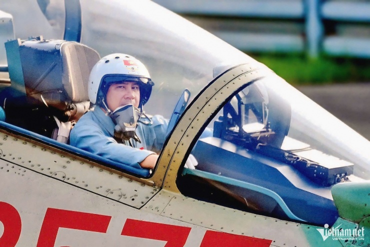 Đại tá Nguyễn Thế Dũng - Chủ nhiệm chính trị Sư đoàn 371 trên chiếc tiêm kích Su-30MK2. Ảnh: Hoàng Anh