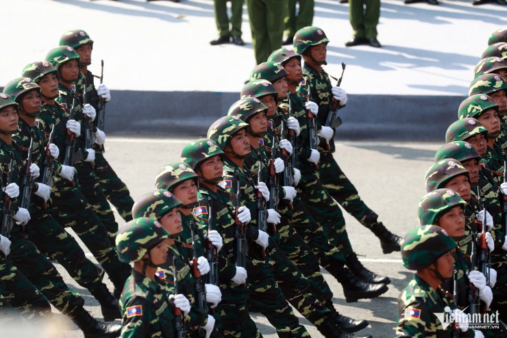 Khối Quân đội Lào tại lễ kỷ niệm. Ảnh: Phạm Hải