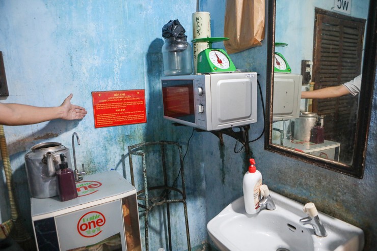 Ngay cạnh bồn rửa tay ở khu vực bếp có 1 ô gạch để các chiến sĩ giao liên giấu tài liệu. Buổi tối, bà Nguyễn Thị Sự sẽ đem lên lầu, sau đó giao lại cho chiến sĩ khác.