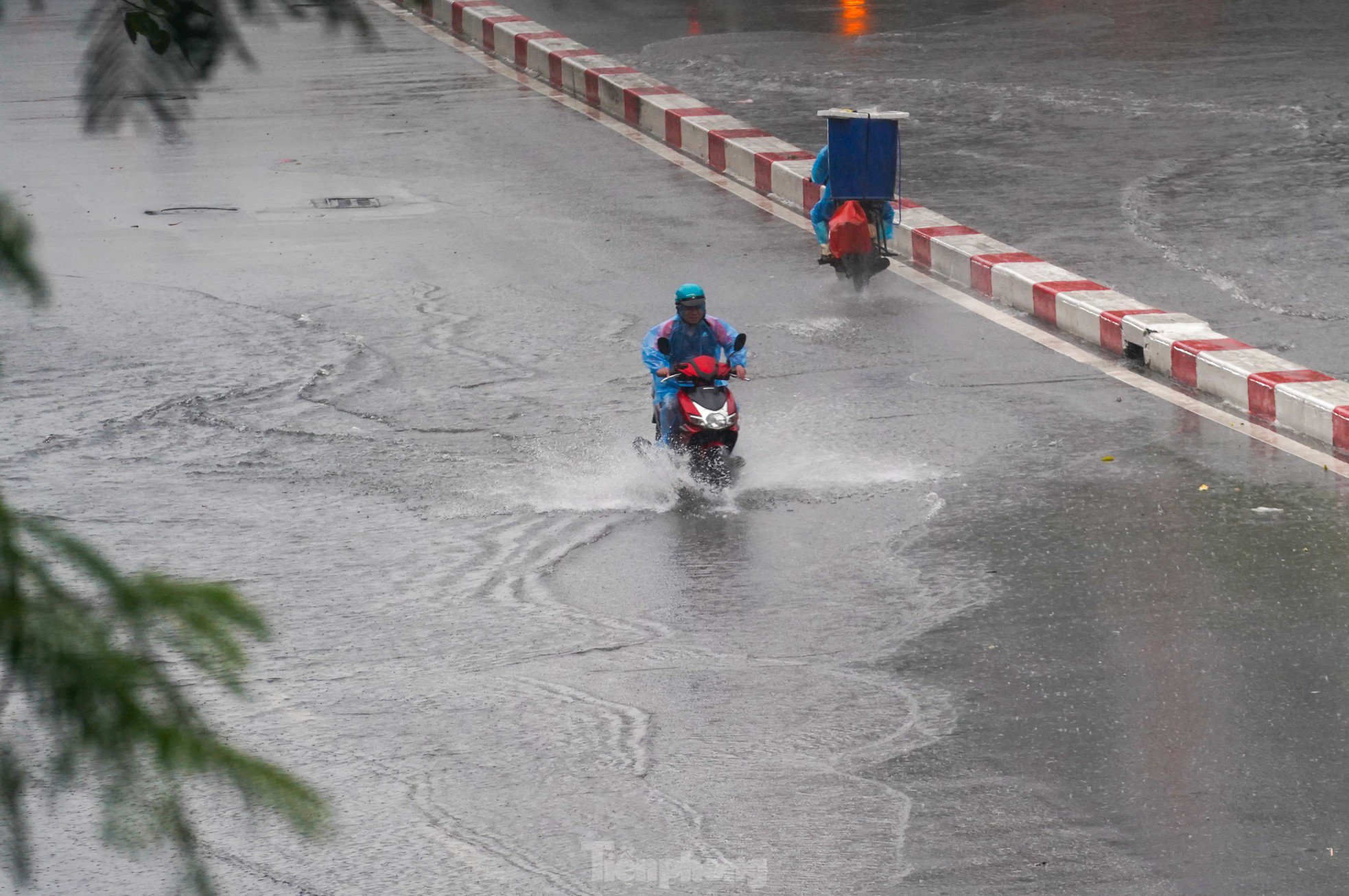 Mưa như trút nước, nhiều tuyến đường ở Hà Nội ngập sâu trong ngày thứ 2 nghỉ lễ 30/4 - 15