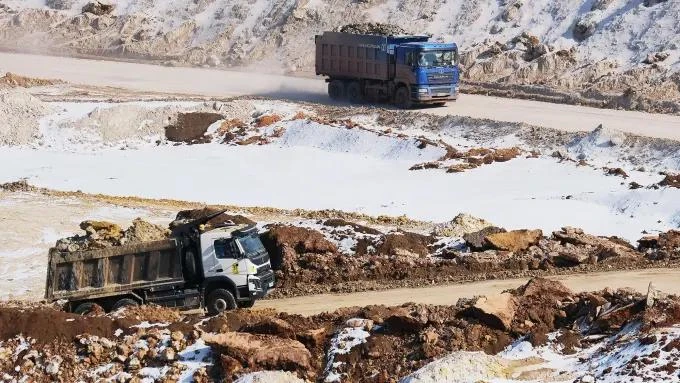 Xe tải chở khoáng sản tại một mỏ gần khu vực tiền tuyến ở Donetsk (Ukraine) ngày 26-2. Ảnh: GETTY IMAGES