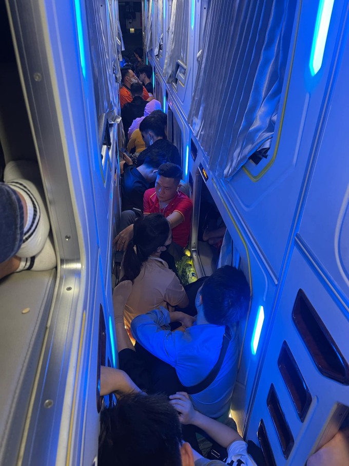 Xe khách nhồi nhét khách từ Hải Phòng đi Lào Cai ngày 30/4. Ảnh: NVCC
