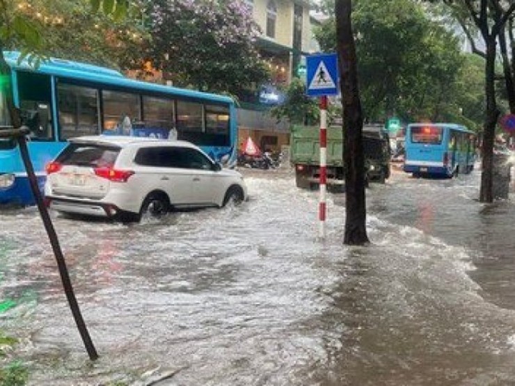 Những tuyến phố có nguy cơ ngập sâu ở Hà Nội do mưa lớn đêm qua