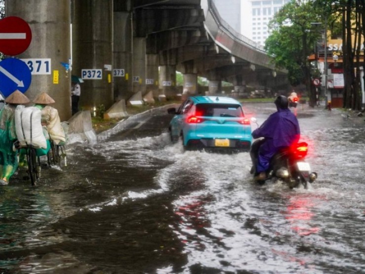 Mưa như trút nước, nhiều tuyến đường ở Hà Nội ngập sâu trong ngày thứ 2 nghỉ lễ 30/4