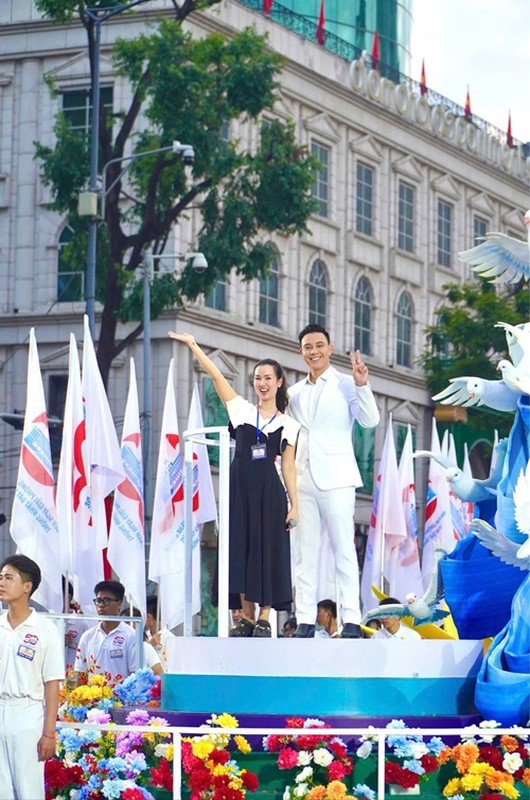 Trong buổi tổng duyệt lễ diễu binh, diễu hành cấp Nhà nước kỷ niệm 50 năm Ngày Giải phóng miền Nam, thống nhất đất nước (30/4/1975-30/4/2025), màn trình diễn ca khúc Viết tiếp câu chuyện hòa bình của  Võ Hạ Trâm và Đông Hùng gây chú ý. Ảnh: FB Võ Hạ Trâm.