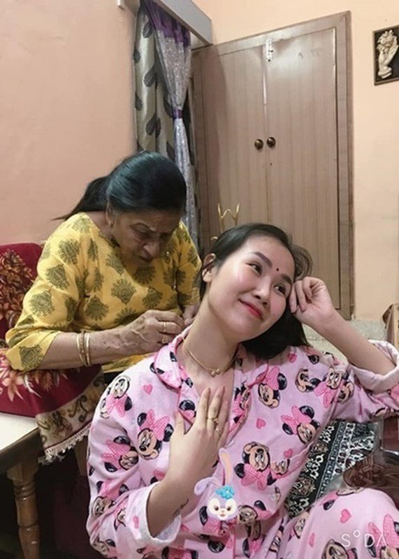 Trong những ngày tháng về quê chồng, Võ Hạ Trâm được mẹ chồng người Ấn Độ chiều chuộng, tặng nhiều trang sức. Ảnh: FB Võ Hạ Trâm.