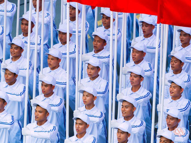 Những bước chân vang vọng hào khí của các khối diễu binh, diễu hành đã in đậm dấu ấn vào ký ức của mỗi người dân đất Việt. Ảnh: Bùi Quốc Hoàng.