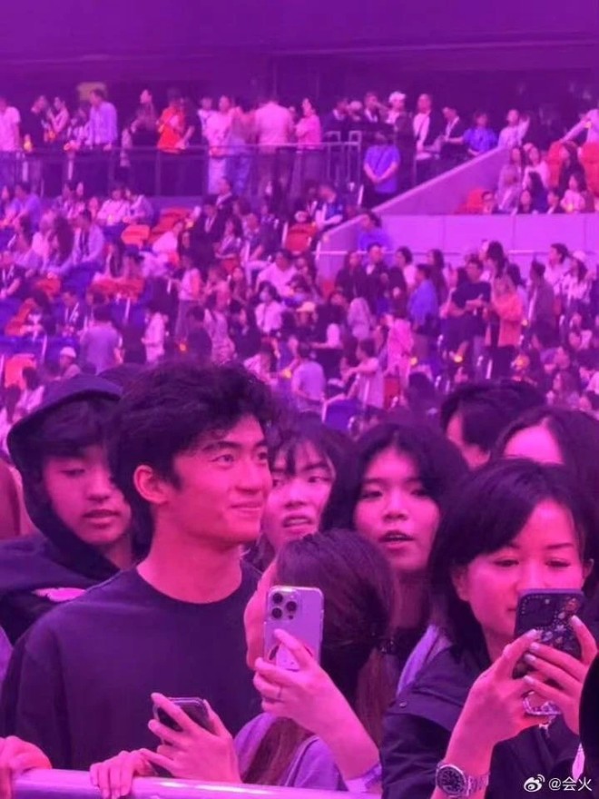 Lucas tham gia concert của bố dưới hàng ghế khán giả.