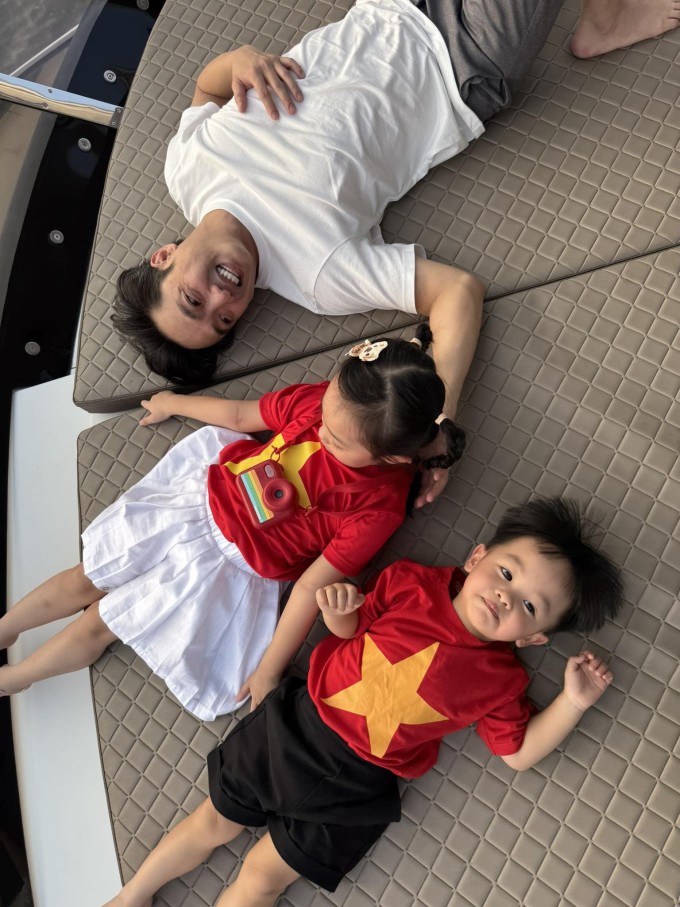Gia đình Cường Đôla đi du thuyền ngắm hoàng hôn - 3