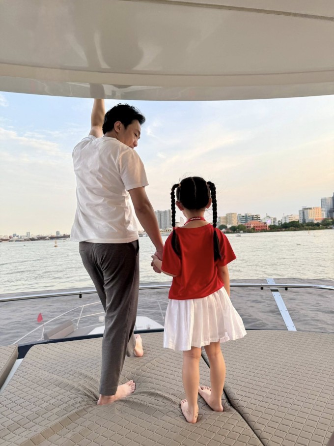 Gia đình Cường Đôla đi du thuyền ngắm hoàng hôn - 5