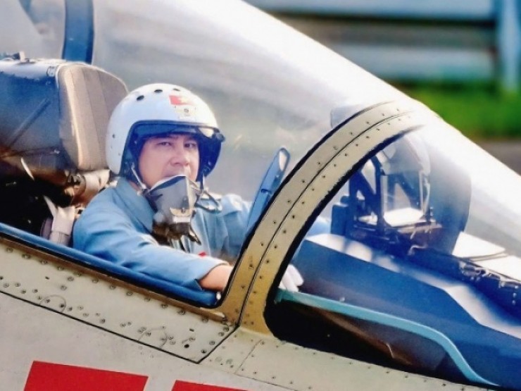 Người dẫn đầu đội tiêm kích Su-30MK2 tự hào thả bẫy nhiệt trên bầu trời ngày 30/4