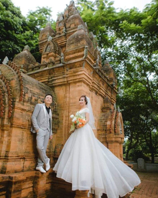 Hiện tại, Thu Sao và Hoa Cương vẫn duy trì công việc kinh doanh ổn định tại Hà Nội. Anh Hoa Cương hỗ trợ vợ trong mọi công việc, từ chốt đơn hàng đến chăm sóc khách hàng.