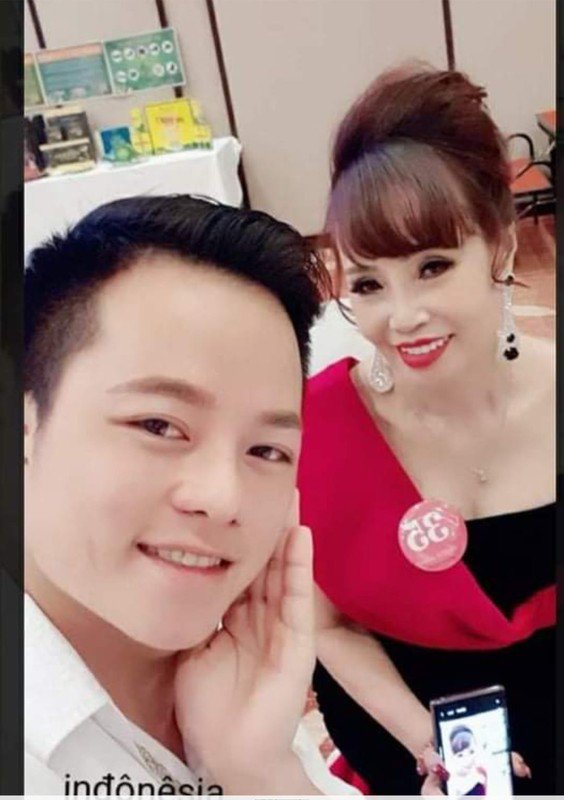 Thỉnh thoảng trên trang cá nhân, Thu Sao đăng tải những hình ảnh tình tứ của cặp đôi. Dù khoảng cách tuổi tác chênh lệch lớn nhưng phong cách của Thu Sao vẫn vô cùng trẻ trung, được nhiều người nhận xét vẫn rất xứng đôi với chồng trẻ.