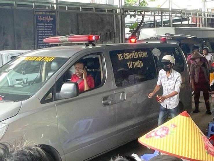 Ngồi chờ con ở bến xe, người phụ nữ gục chết trên ghế