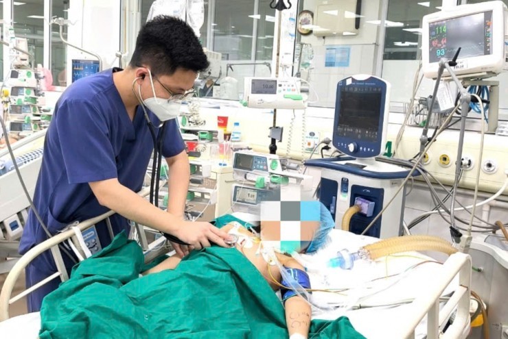 Bé gái 7 tuổi nguy kịch vì thanh gỗ mục đâm vào chân khi chơi đá bóng