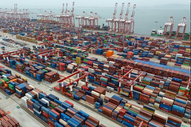 Các container vận chuyển hàng hoá ở cảng Quảng Châu, Trung Quốc, ngày 17/4. (Ảnh: AP)