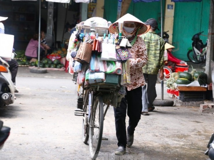 Miệt mài trên phố mưu sinh trong ngày quốc tế lao động 1/5