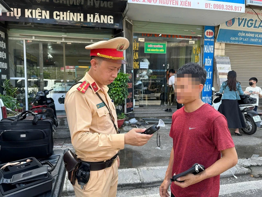 CSGT kết hợp kiểm tra nồng độ cồn với tài xế xe khách tỉnh Ninh Bình.