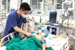 Bé gái 7 tuổi nguy kịch vì thanh gỗ mục đâm vào chân khi chơi đá bóng