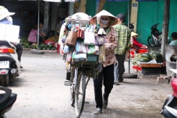 Miệt mài trên phố mưu sinh trong ngày quốc tế lao động 1/5