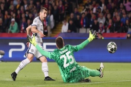 Mkhitaryan việt vị với khoảng cách centimet , báo Italia tiếc Inter thắng hụt Barca