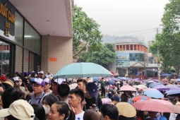 Khách chờ 7 giờ ở cửa khẩu Lào Cai để du lịch Trung Quốc