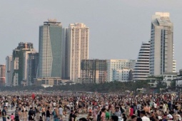 Đông nghịt người tắm biển Đà Nẵng