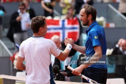 Nóng nhất thể thao sáng 2/5: Ruud hạ Medvedev ở Madrid Open, tái lập kỷ lục của Nadal