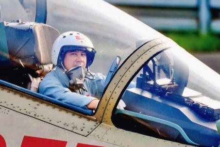 Người dẫn đầu đội tiêm kích Su-30MK2 tự hào thả bẫy nhiệt trên bầu trời ngày 30/4