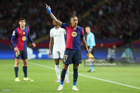 Raphinha lập kỳ tích Cúp C1, cảnh báo hàng thủ Barca bị thủng 3 bàn
