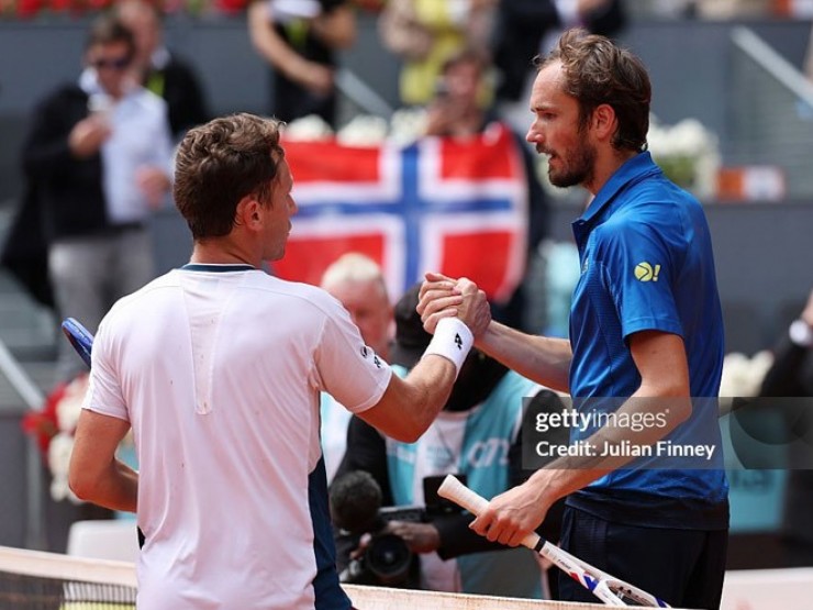 Nóng nhất thể thao sáng 2/5: Ruud hạ Medvedev ở Madrid Open, tái lập kỷ lục của Nadal