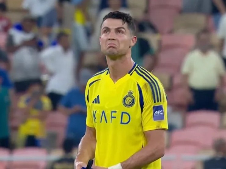 Ronaldo bỏ lỡ khó tin, bị loại ở Cúp C1 châu Á: CR7 như muốn khóc