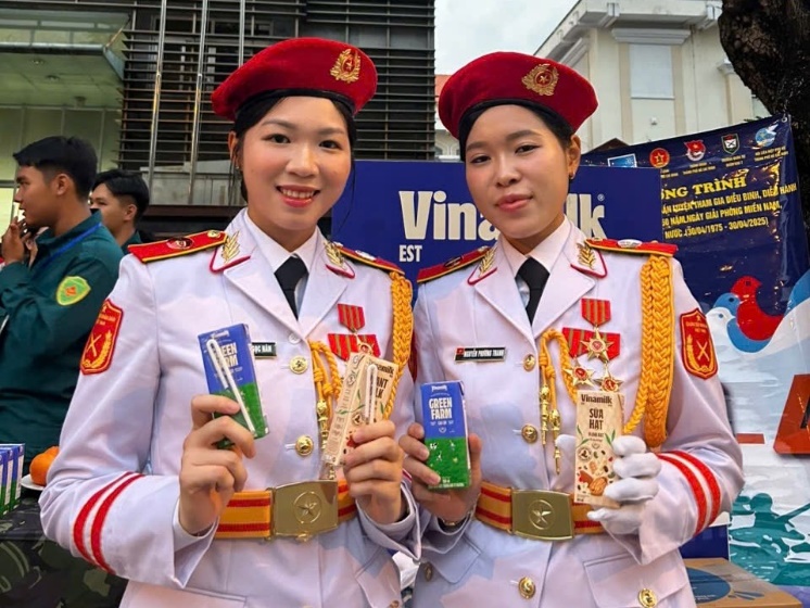 Các chiến sĩ thích thú khi thử sản phẩm mới của Vinamilk là sữa tươi Green Farm rất ít đường và sữa 9 hạt Vinamilk