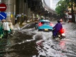 Mưa như trút nước, nhiều tuyến đường ở Hà Nội ngập sâu trong ngày thứ 2 nghỉ lễ 30/4