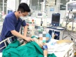 Bé gái 7 tuổi nguy kịch vì thanh gỗ mục đâm vào chân khi chơi đá bóng