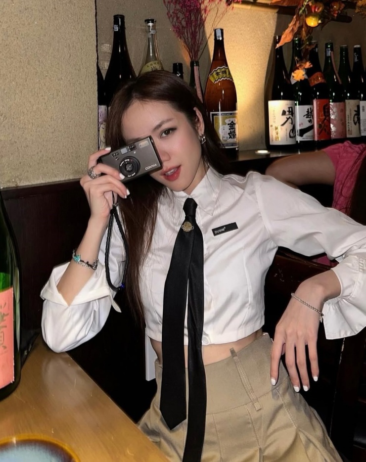 Trên sân khấu, Phương Ly gắn liền những bộ váy siêu ngắn mang phong cách Y2K toát lên vẻ tinh nghịch. Đời thường, cô diện đồ ngẫu hứng theo các xu hướng mới. Người đẹp ưu tiên trang phục đơn sắc, tông trắng, đen chủ đạo. Thỉnh thoảng, cô chọn một số gam màu pastel như xanh dương, hồng.