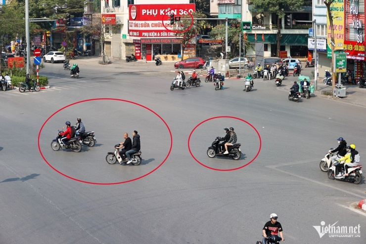 Đầu tháng 3/2025, người đi xe máy vẫn vượt đèn đỏ ở nơi vắng bóng cảnh sát. Ảnh: Phạm Hải. 