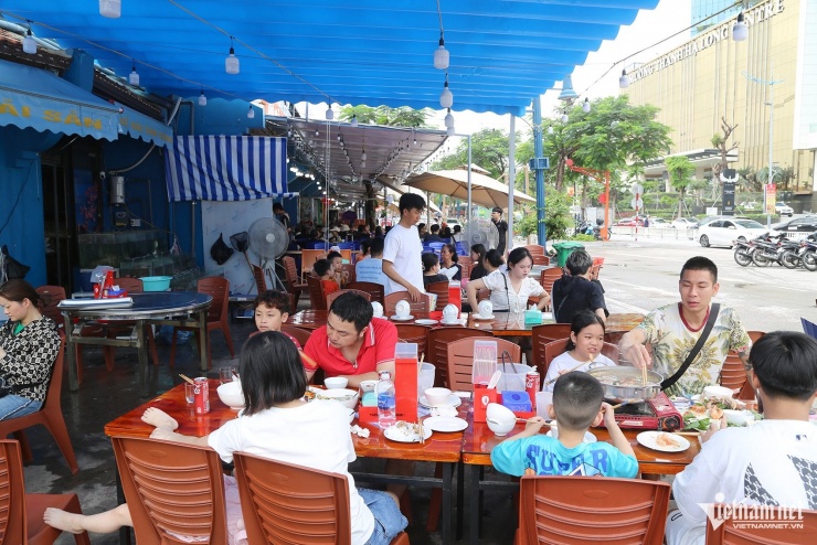 Những nhà hàng có khách cũng chỉ lấp đầy 70% số bàn. Ảnh: Phạm Công
