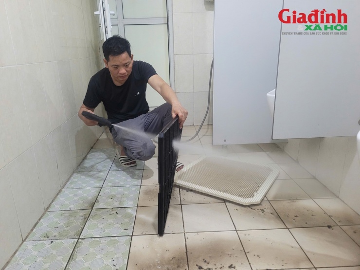 Nhu cầu làm sạch không gian sống trong kỳ nghỉ lễ tăng vọt, các đơn vị cung cấp dịch vụ làm sạch cũng "ăn nên làm ra" và phải tăng cường nhân lực để làm việc theo ca từ sáng sớm đến tối muộn. Ảnh: NVCC