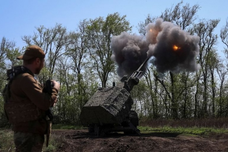 Binh sĩ Ukraine khai hỏa pháo trên chiến trường. Ảnh: Reuters