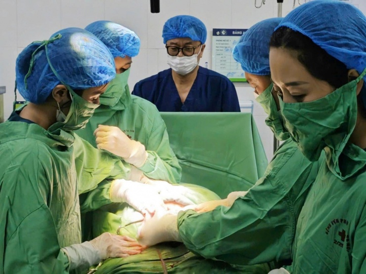 Sản phụ được can thiệp kịp thời, các chỉ số sinh tồn dần cải thiện và ổn định, đón con chào đời. Ảnh: BVCC