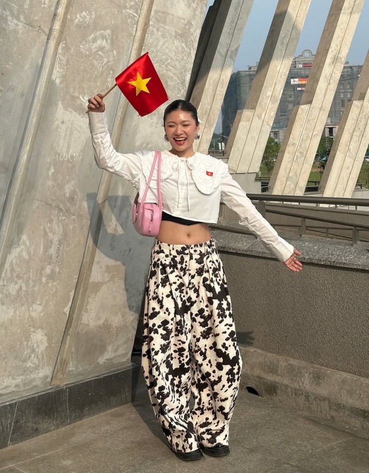 Khánh Linh đến từ Hà Nội dành thời gian dạo chơi ở bảo tàng. Cô chọn quần ống rộng họa tiết da bò sữa - xu hướng đang được thế giới ưa chuộng, phối crop top. Ảnh: Instagram Khanh Linh