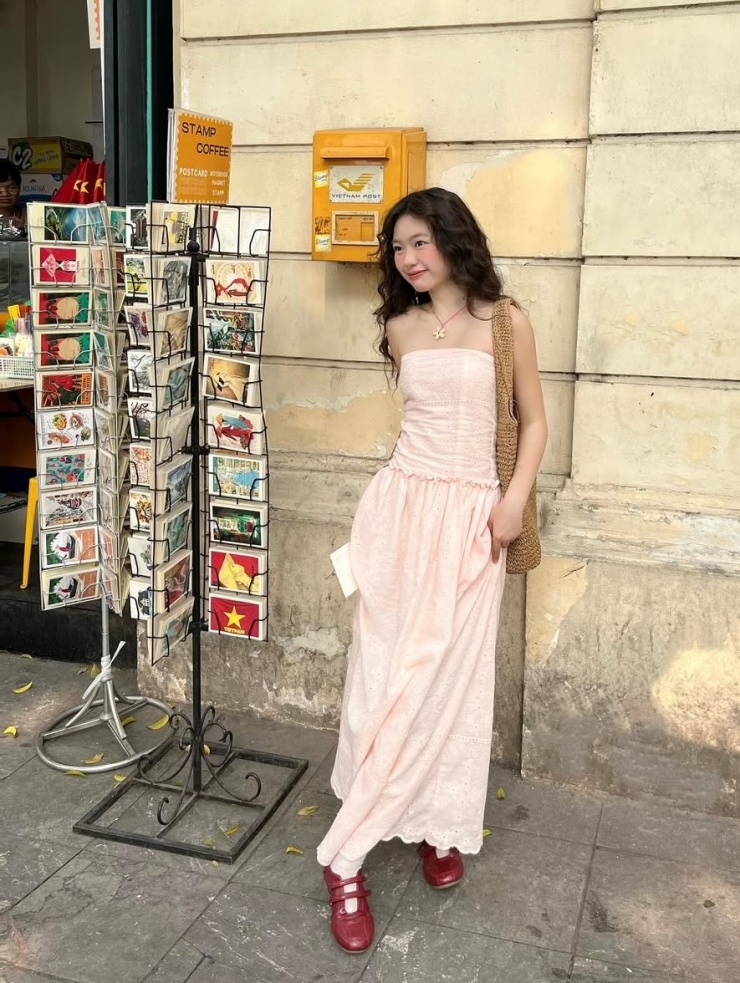 Hotgirl Hồng Nhung trên phố Đinh Tiên Hoàng, Hà Nội trong bộ đầm quây ngực và giày búp bê. Ảnh: Instagram Hong Nhung