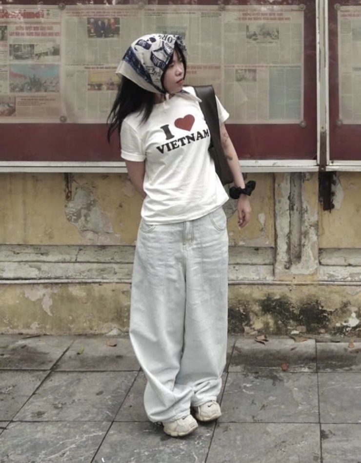Các loại áo phông in slogan thể hiện tình yêu nước như "I love Vietnam", "Độc lập - Tự do - Hạnh phúc" cũng là những thiết kế được các bạn trẻ ưu tiên trong kỳ nghỉ năm nay. Ảnh: Instagram Tiberinus
