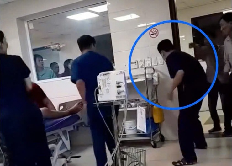 Nam điều dưỡng bị người nhà bệnh nhân đạp thẳng vào bụng khi đang trong quá trình cấp cứu ngừng tuần hoàn cho bệnh nhi. Ảnh cắt từ clip