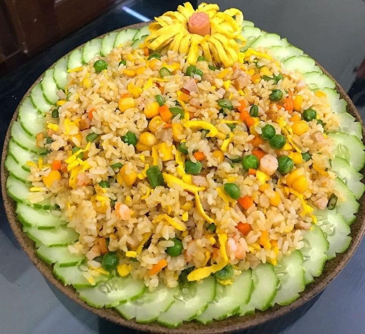 Tương tự như món cơm chiên hải sản, nhưng ở phiên bản đơn giản hơn, bạn có thể cho bất cứ gia vị nào đang có trong tủ cũng có thể trở thành một món ăn ngon trong những ngày nghỉ lễ. Đơn giản đôi khi là hạnh phúc bởi chỉ cần ăn uống quây quần bên nhau cũng khiến món ăn trở nên ngon hơn.