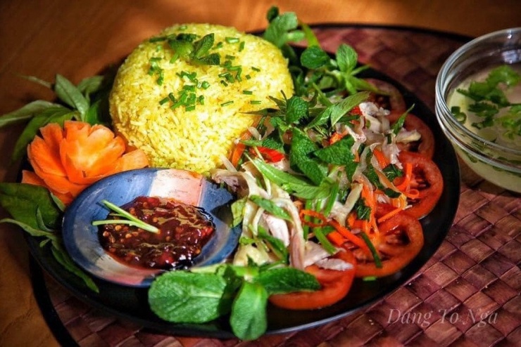 Ngày nghỉ lễ, nhà nào dường như cũng có thịt gà. Thì cơm gà là một gợi ý không tồi chút nào. Món cơm bình thường nay đổi vị với sự béo ngậy từ nước dùng gà pha trộn trong cơm sẽ hấp dẫn với các thành viên trong gia đình.